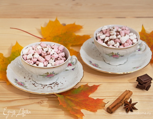 Сверху выложите маршмеллоу и посыпьте напиток тертым шоколадом. Наслаждайтесь!