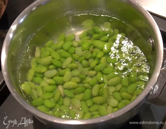 Бобы предварительно разморозить, опустить на 2–3 минуты в кипящую воду, затем откинуть на дуршлаг и обдать ледяной водой.
