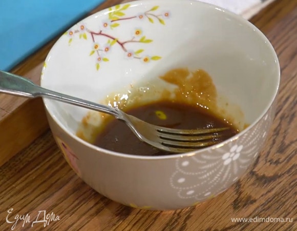 Приготовить заправку: соевый соус соединить с оливковым маслом, рисовым уксусом и мирином, добавить мисо-пасту и все перемешать.