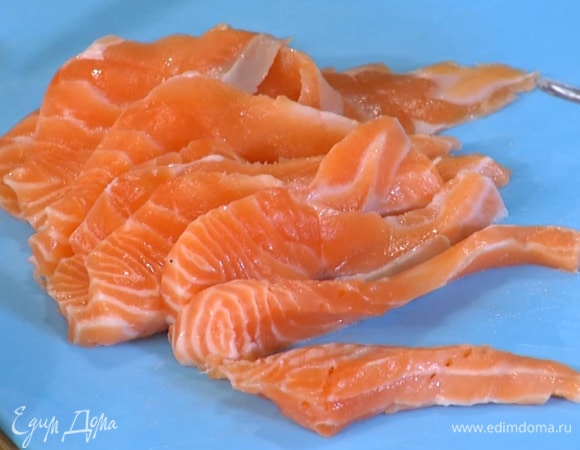 Семгу нарезать тонкими полосками, выложить в маринад и перемешать.