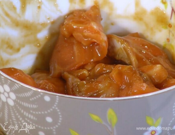 Из половинки апельсина выжать сок и влить к семге, добавить мед, все перемешать и дать немного постоять.