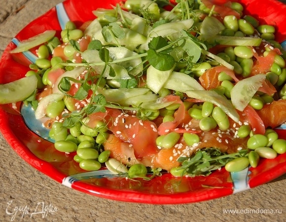 Огурец очистить от кожуры, нарезать тонкими полукружьями и выложить на закуску.