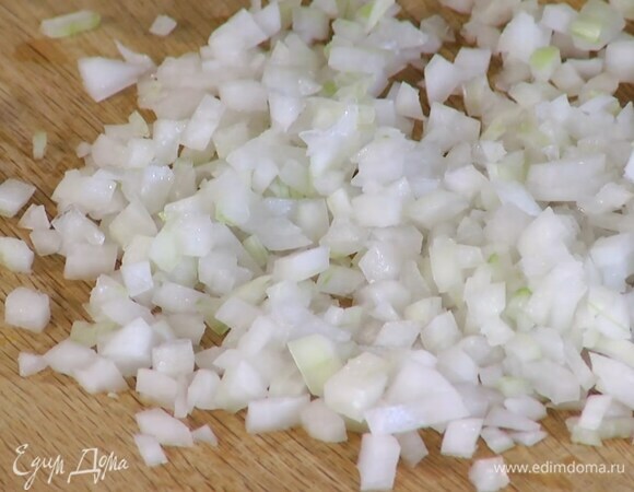 Лук почистить и очень мелко порубить.