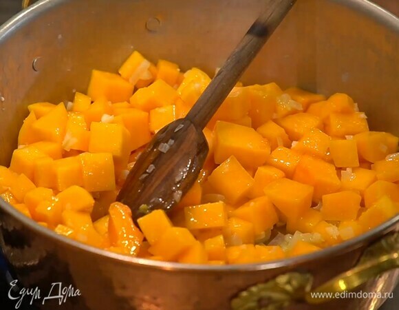 Тыкву почистить, нарезать маленькими кубиками и добавить к луку с чесноком, все перемешать, посолить и обжарить.