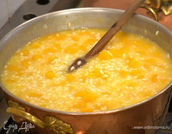 Рис всыпать к тыкве, все перемешать и готовить на маленьком огне, доливая по мере необходимости бульон; когда рис будет почти готов, влить оставшееся вино, увеличить огонь и, помешивая, прогревать еще несколько минут.