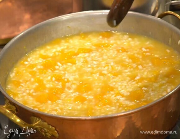 Сыр натереть на мелкой терке, всыпать большую часть в ризотто, добавить оставшееся сливочное масло, все перемешать и выключить огонь.<br />
 