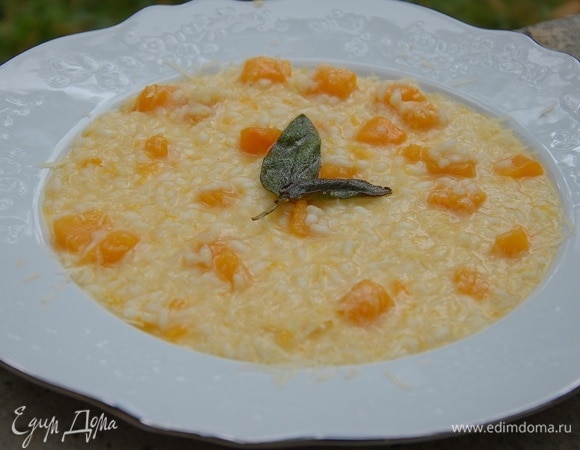 Подавать ризотто, украсив листьями шалфея и посыпав оставшимся сыром.