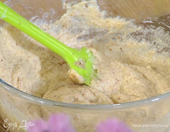 Приготовить тесто: муку перемешать с сахаром, разрыхлителем и солью, добавить 200 г предварительно размягченного сливочного масла и растереть все лопаткой, затем, каждый раз вымешивая, ввести яйца и миндаль, добавить ванильный экстракт, йогурт и все еще раз перемешать.