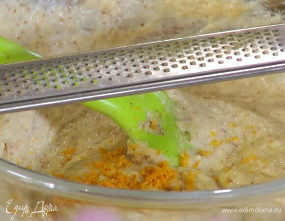 Цедру апельсина натереть на мелкой терке, добавить в тесто и перемешать.