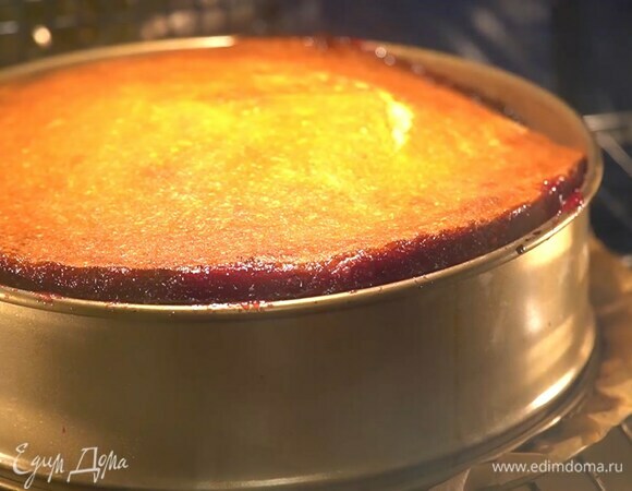 Выпекать в разогретой духовке 20 минут, затем понизить температуру до 185°С и выпекать еще 40 минут.