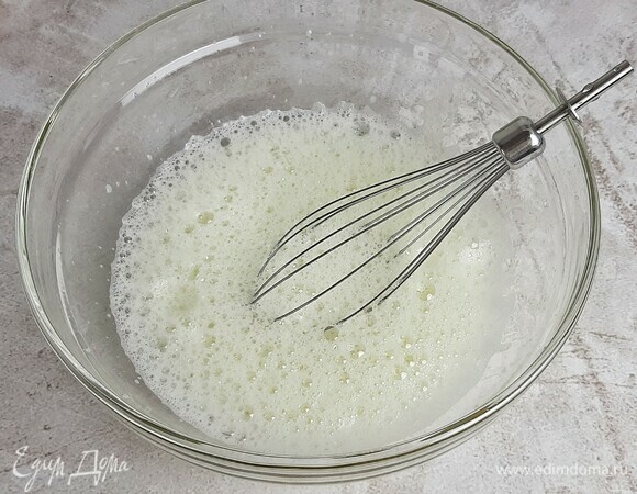 Взбиваем яйца с сахаром до пышности.