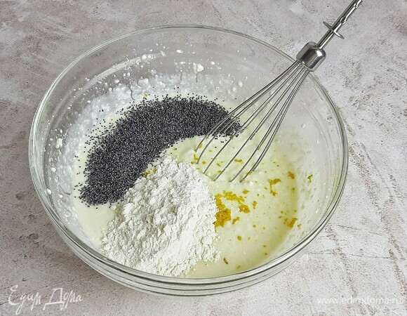 Муку смешиваем с разрыхлителем. Цедру снимаем мелкой теркой сразу в миску с тестом. Добавляем лимонный сок и мак. Все хорошо вымешиваем.