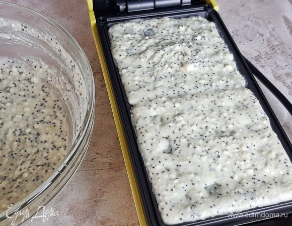 Панели вафельницы я слегка смазываю растительным маслом. Выкладываю по 2 ст. л. теста и выпекаю 7 минут.