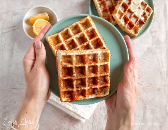 У меня получилось семь вафель из этого количества ингредиентов.