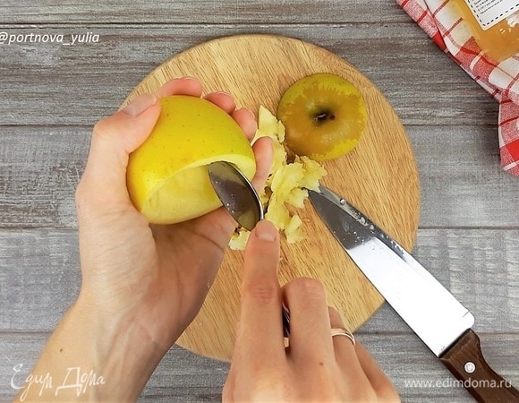 У яблок срезаем верхушку. Ножом или ложкой аккуратно убираем семечки и часть мякоти.