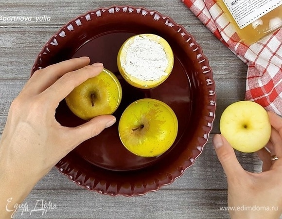 Закрываем «крышечками». Запекаем в хорошо прогретой духовке при температуре 190°C 30 минут.