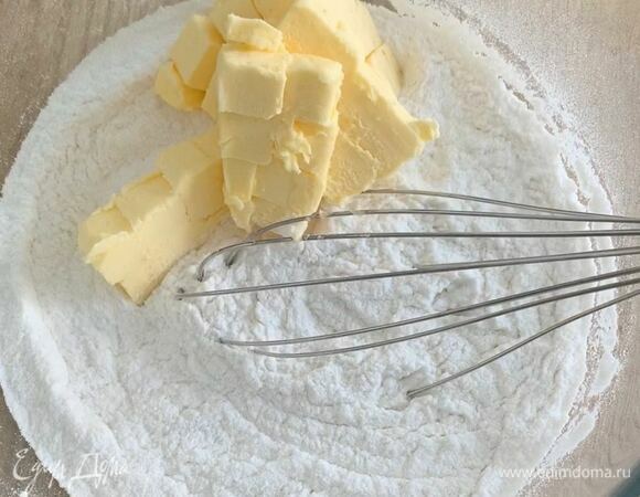 Холодное сливочное масло нарежьте кубиком и добавьте к муке.