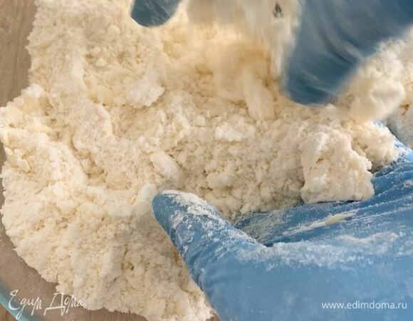 Перетрите тесто в крошку.