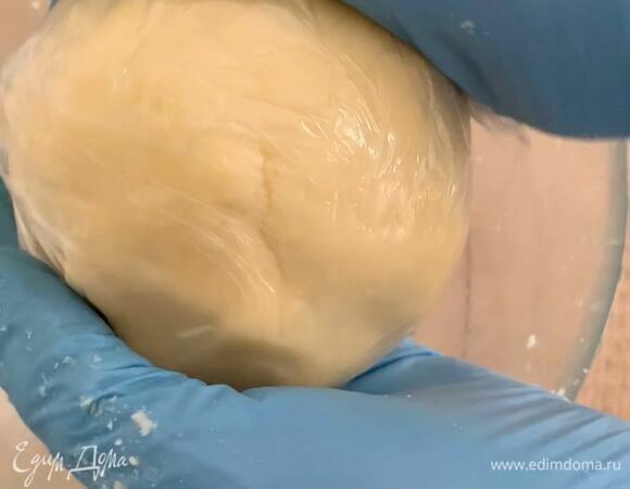 Заверните тесто в пищевую пленку и положите в холодильник на 20 минут.