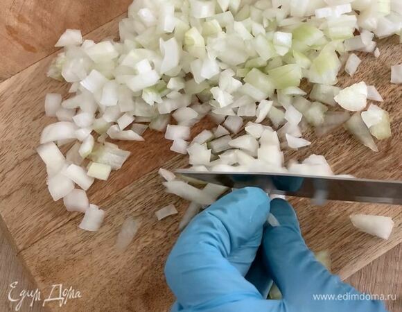 Приготовьте начинку. Луковицу мелко нарежьте.