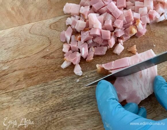 Ветчину нарежьте небольшим кубиком.