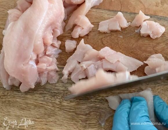 Филе — небольшим кубиком.
