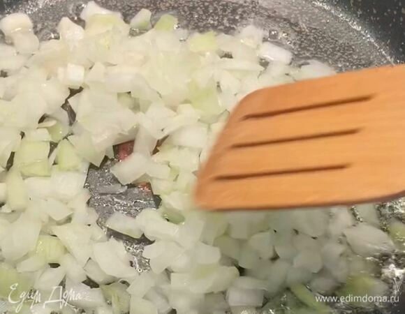 Сковороду разогрейте, влейте растительное масло, положите небольшой кусочек сливочного масла и обжаривайте лук на среднем огне примерно 5 минут.