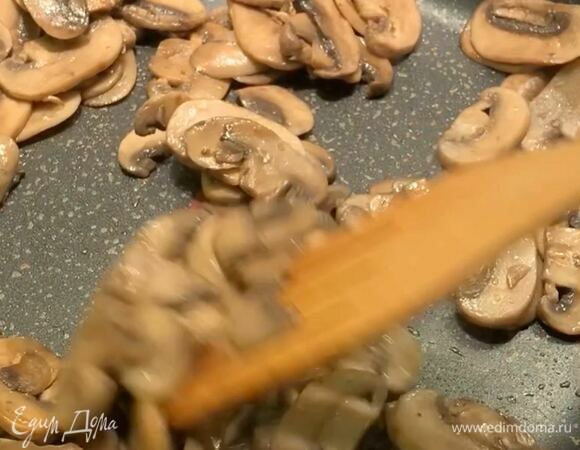 Готовый лук и ветчину выложите в посуду, а на сковороду снова налейте немного масла и выложите шампиньоны. Обжаривайте на среднем огне примерно 15 минут, лишний сок в процессе слейте.