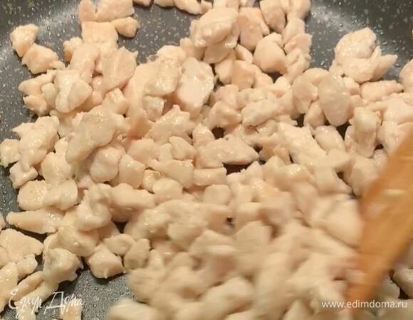 Затем уберите шампиньоны и выложите куриное филе, обжаривайте на среднем огне примерно 10 минут, лишний сок в процессе слейте.