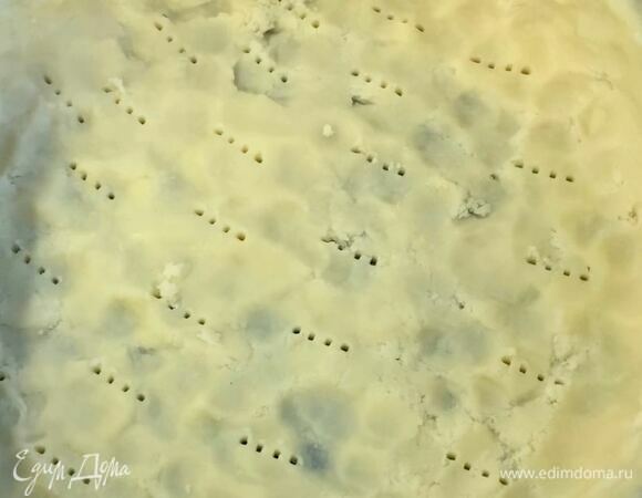 Тесто достаньте из холодильника, выложите в форму, сформируйте бортики, проткните вилкой по всей площади и выпекайте в разогретой духовке при 190°C примерно 15 минут.