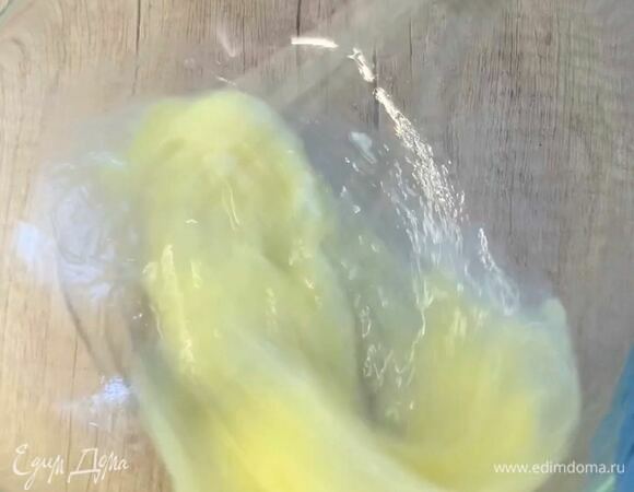 Приготовьте заливку. Яйца взбейте со щепоткой соли.