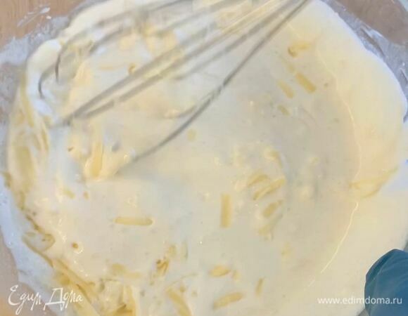 На крупной терке натрите сыр и все перемешайте.