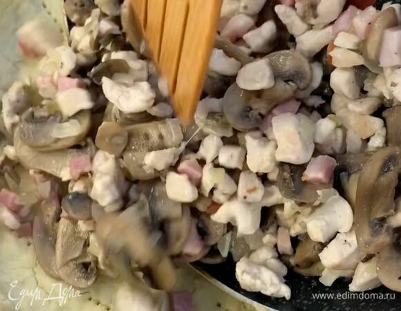 Основу достаньте из духовки. Все ингредиенты начинки перемешайте и выложите в основу.