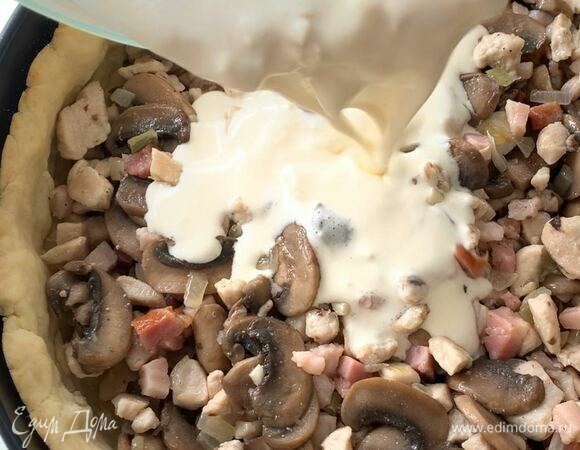 Сверху вылейте заливку.