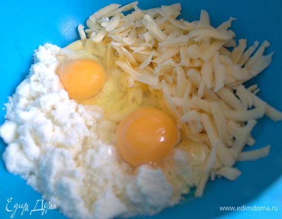 В творог добавить яйца и тертый сыр, можно колбасный.