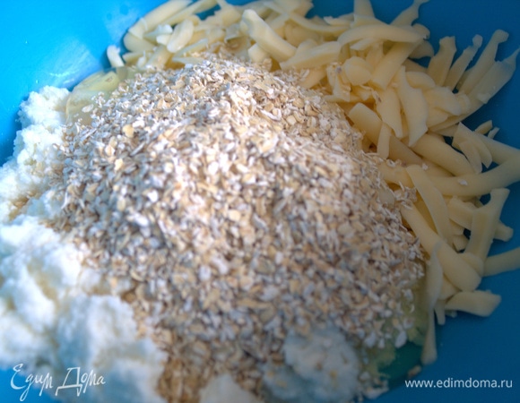 Всыпать отруби или перемолотые хлопья (4 ст. л.), разрыхлитель и соль.