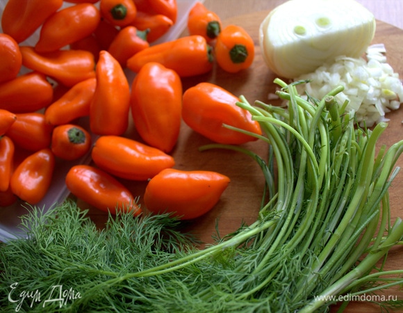 Из добавок — мини-перчики (4 шт.), укроп, лук.