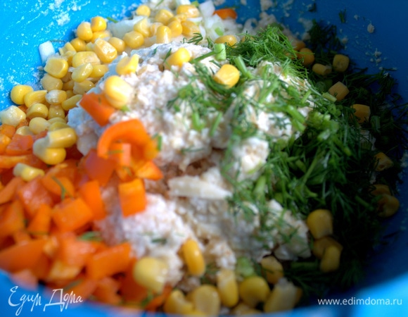 Покрошить паприку, зелень.