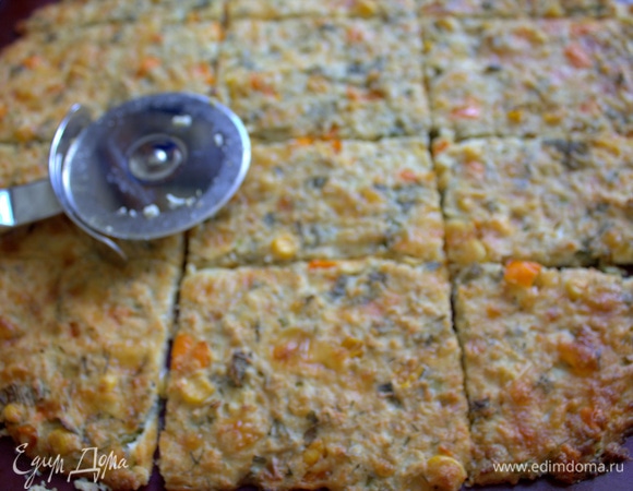 Чуть дать остыть, разрезать на квадраты.