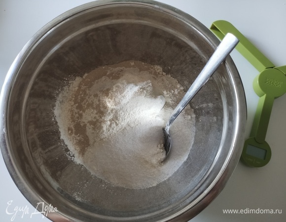 В глубокой миске смешать два вида муки, 2 ч. л. сахара и дрожжи.