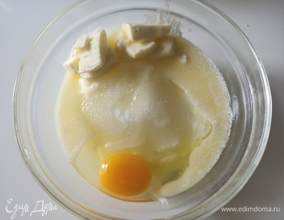Отдельно смешать йогурт, сахар, одно яйцо, тертую цедру лимона и сливочное масло. Все продукты должны быть комнатной температуры.