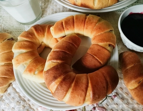 Верх смазать яичным желтком и отправить в предварительно разогретую до 180°C духовку на 20 минут. Готовые булочки охладить, и можно наслаждаться нежной, мягкой и очень вкусной выпечкой. Приятного аппетита!