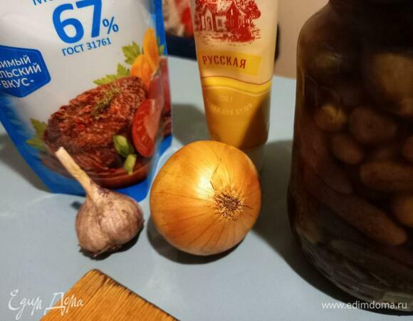 Подготовим ингредиенты. Лук и чеснок почистить, мелко нарезать. Корнишоны достать из банки, мелко нарезать.