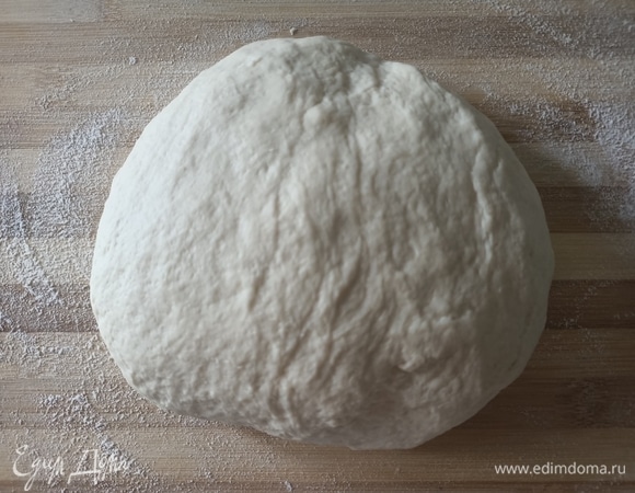 Дрожжи развести в теплой воде. Смешать два вида муки, добавить соль, мед, перемешать. Затем, постепенно добавляя воду, замесить тесто. Накрыть и оставить на 10 минут.