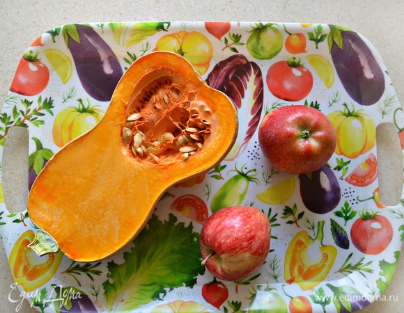 Подготовьте тыкву и яблоки. Почистите тыкву, удалите семечки. Яблоки (300 г) также очистите от кожуры и удалите семечки.