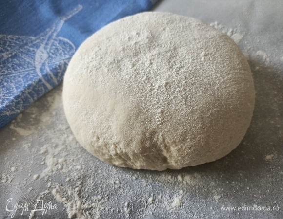 Достать тесто и повторить второй шаг. Противень застелить пергаментной бумагой, выложить тесто, накрыть и оставить еще на час.
