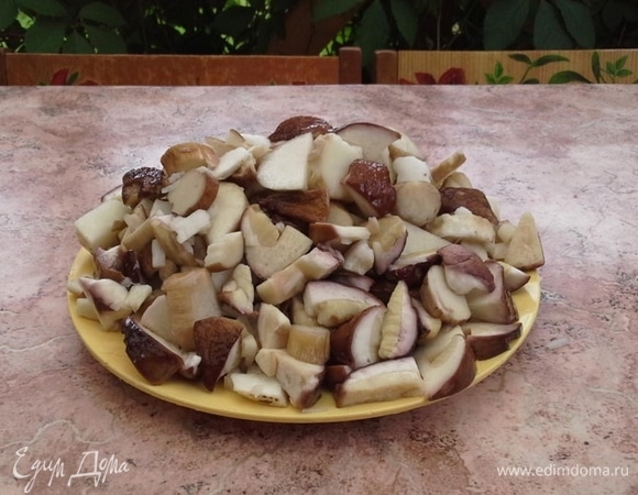 Грибы промыть, обсушить, нарезать ломтиками.