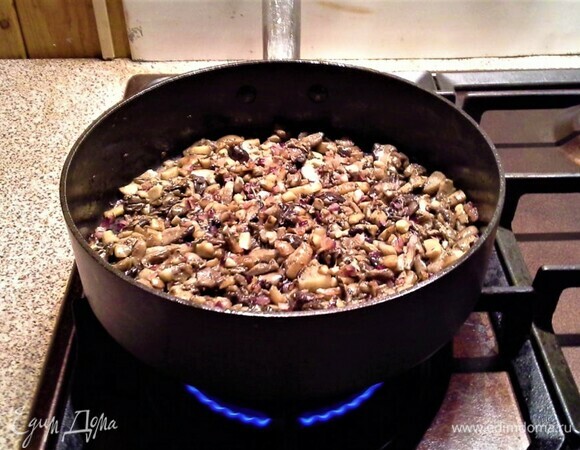 Обжарить грибы на масле до готовности. Мелко нарезать лук, обжарить на масле, добавить к грибам.