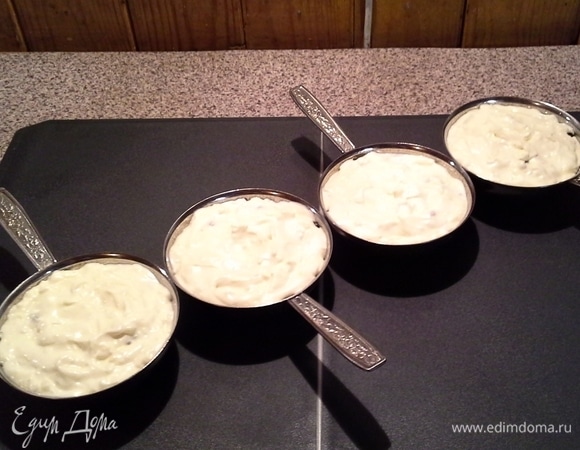 Приготовить соус. На масле слегка обжарить муку, добавить сметану. Прогреть до загустения, подсолить. Грибы добавить к соусу, выложить все в кокотницы.