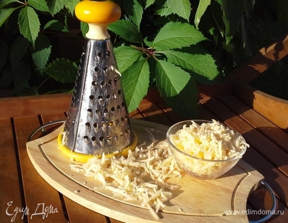Сыр натереть на терке.